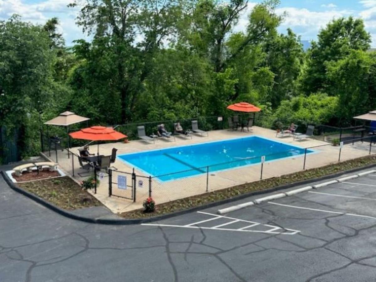 The Retro Hotel Branson Exterior photo